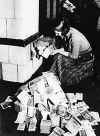200px-Inflation-1923-small.jpg (18295 bytes)